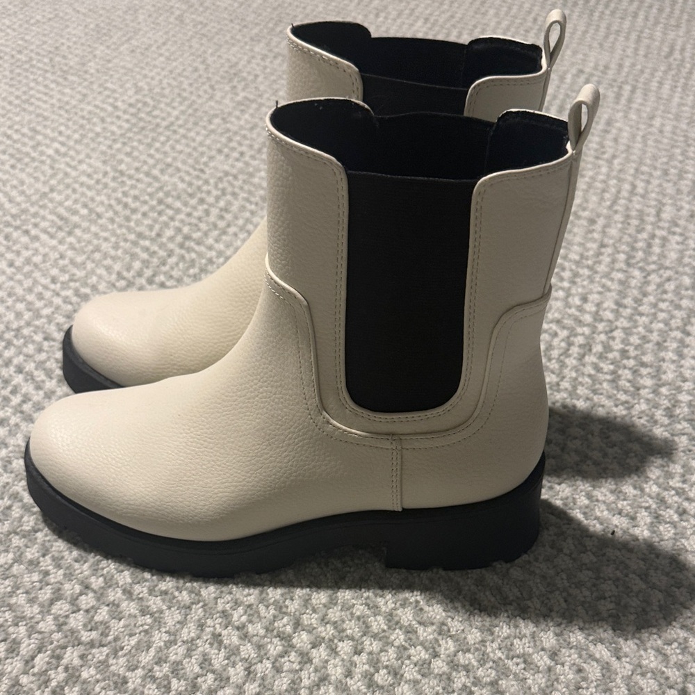 Stylish Women's White Old Navy  Ankle Boots